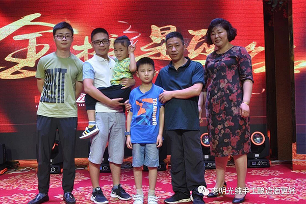 明光酒業重教賀金榜 清華學子鐘情老明光 —2018年明光市高考狀元趙翔赴清華園歡送儀式