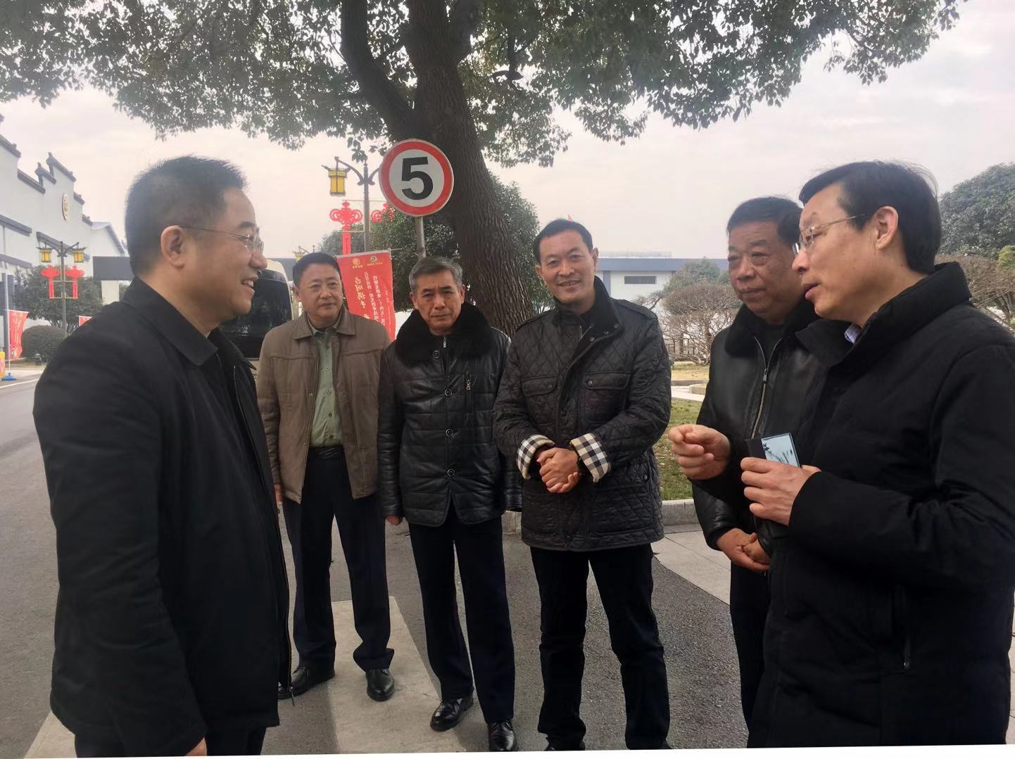 新春送祝福 關(guān)懷暖人心 —明光市委書記王玨大年三十慰問明光酒業(yè)員工