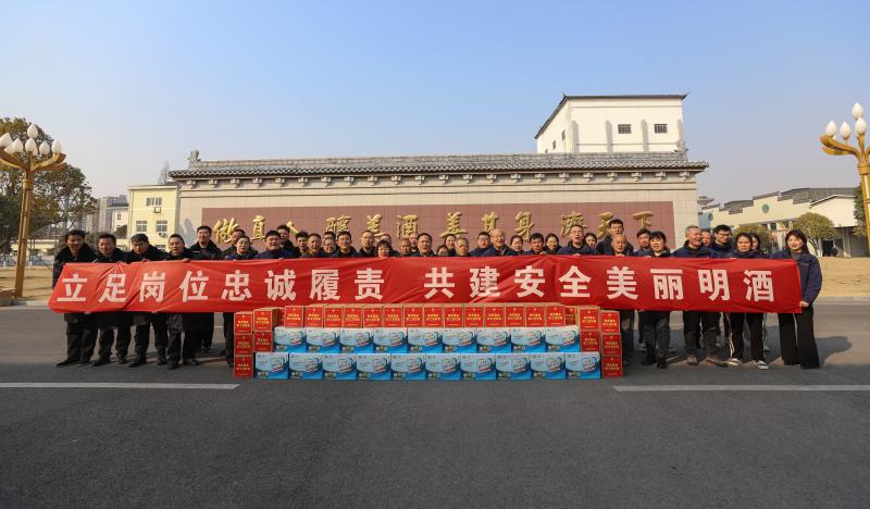 華興安帶隊慰問安保后勤和物流調度中心一線人員
